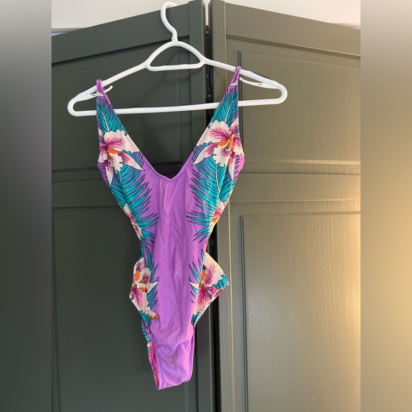 2x Rip curl one piece - Picture 5 of 7